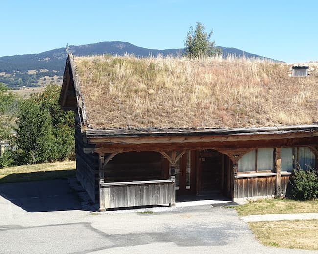 Notre chalet Ker Péric, construit en bois massif, avec sa toiture végétalisée.