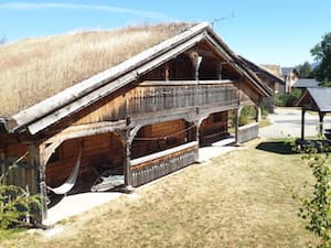 Le chalet ker Puigmal en fin d’été, sa grande terrasse avec un hammac, la toiture végétalisée et le kiosque de son jardin.