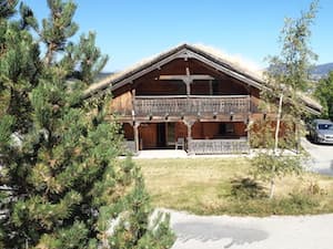 La fachada del chalet Ker Carlit con sus dos terrazas y su jardín abierto al estacionamiento.