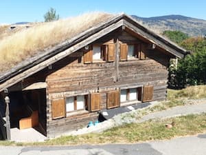 Sur fond des sommets de cerdagne, le chalet Ker Cambre d’Aze présente l’une de ses terrasses et son toit végétalisé