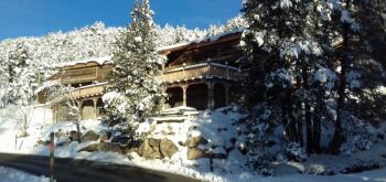Le chalet Ker Capcir et sa terrasse en plein soleil un jour d’hiver